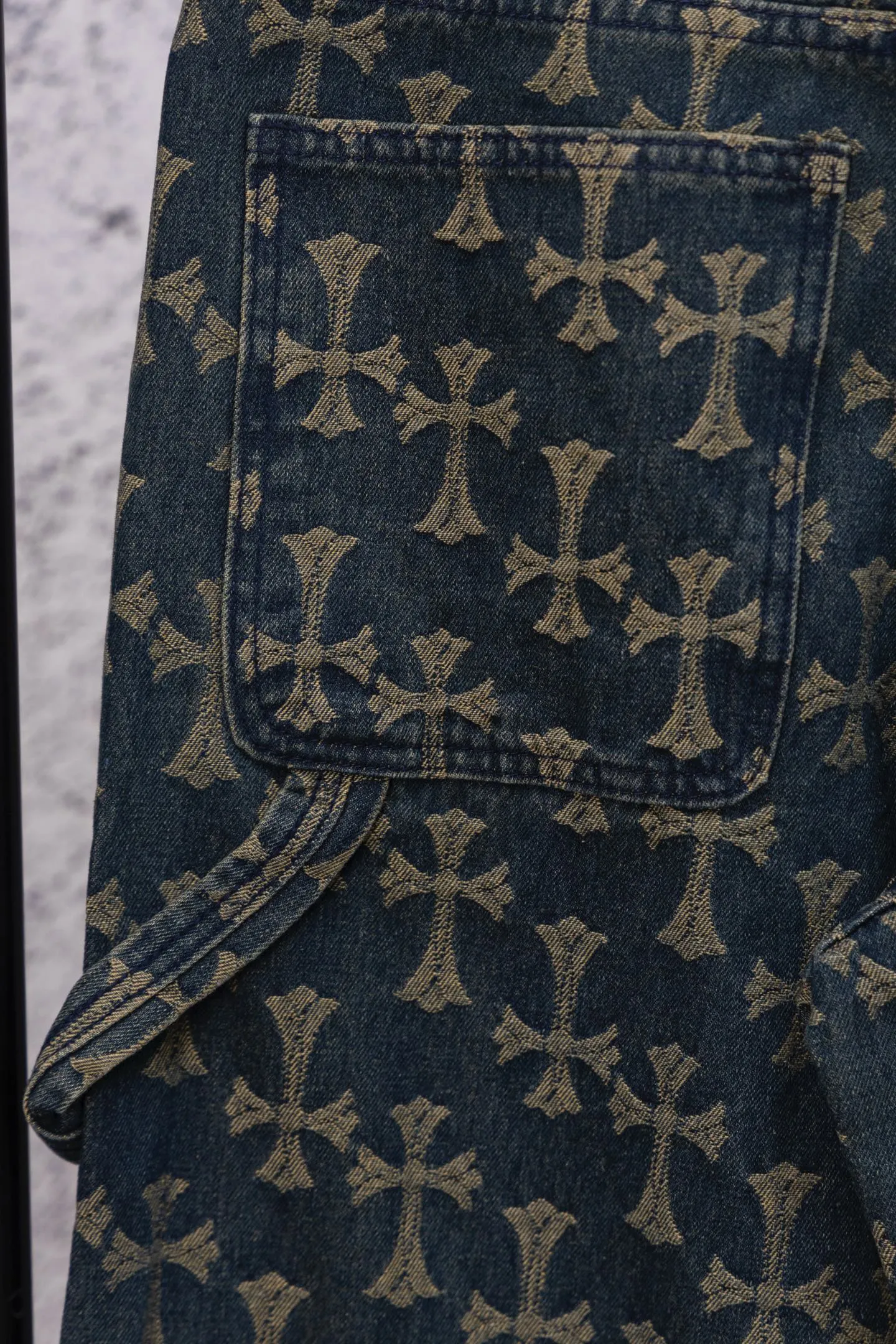 P200 Chrome Hearts CH Chrome Hearts double-sided full-print LOGO jacquard dark pattern heavy-duty denim jacket jeans denim suit same style as Internet celebrity star cross full-print denim jacket jeans, unique cross design elements plus all-over printing, full of design sense. It is made of 100% denim cotton fabric with heavy coarse yarn count, which ensures a stiff and tough silhouette while being soft, comfortable and breathable. The lapel is designed with silver buttons and is full of texture. The classic white cross logo is all over the dress, making it a perfect versatile style for spring and summer! Customized jacquard fabric, you can wear it in various styles. This gender-neutral shirt is a must-have for nightclubs. It can be worn as a jacket for both men and women. It can be easily worn by both men and women! The original loose version is made of high-quality pure cotton fabrics. The fabric pattern is high-definition and delicate without burrs. It is comfortable and breathable to wear. All the buttons are molded and customized. It is casual and fashionable and can be matched with any bottoms. It can be windproof and sunproof in spring and summer. It can be worn outside in autumn and winter! Easily concave shape makes you look slimmer and taller, perfect for both men and women! Color: Black Blue Size: Jacket S-XL Pants 28-36